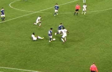 感嘆！久保建英の“隠れスーパープレー”「1.5秒のタメ＆メッセージ付きパス」で佐野海舟に信号 先制点演出の一部始終