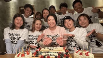 堀琴音、豪華メンバーと盛大な優勝祝賀会　おそろいTシャツ姿に「最高の仲間たち」「持つべきものは友」