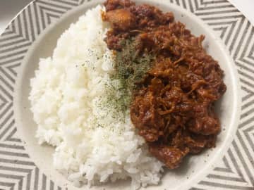 材料を炊飯器に入れるだけ！　スイッチ1つで作れるカレーに「いつもより好き」