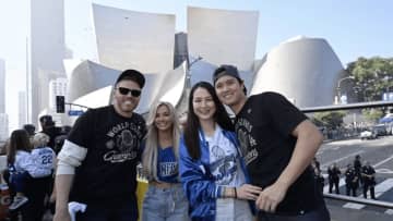 大谷翔平＆真美子さん、LA優勝パレードで見せた寄り添う姿　球団公式カメラマン公開の1枚に「素晴らしい」「amazing !!!!!」