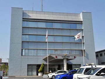 男性死亡…大型トレーラーと衝突　運転していた軽乗用車が対向車線にはみ出す　現場は緩やかな左カーブ