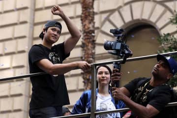 大谷MVP受賞の瞬間…キスで見落とされた左手の位置「なんていい夫婦」　発見され話題