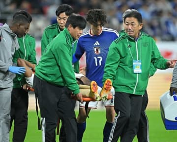 ガーナMFの負傷にショックを受け…天を仰いだ田中碧に声を掛けた日本代表戦士の振る舞いは“腕章”に相応しかった