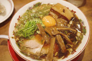 【新宿西口の激戦区】東京背脂黒醤油ラーメン『伍福軒 新宿西口店』の餃子ヤキメシ定食と角煮ラーメンを実食！