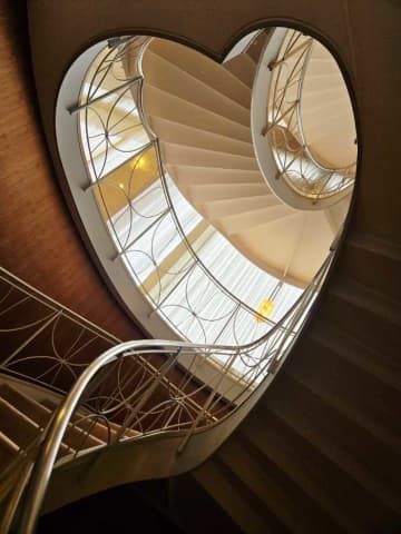 秋のひととき、名窯とホテルが織りなすラグジュアリーな“アフタヌーンティー”体験