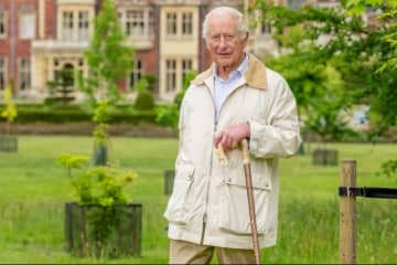 英チャールズ国王の新しい写真公開、77歳の誕生日を記念