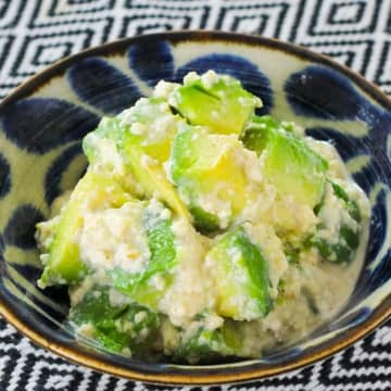 【アボカドと豆腐のヤバい組み合わせ】「味見でなくなっちゃった」「毎日コレでいい」切って和えるだけで絶品！簡単副菜レシピ