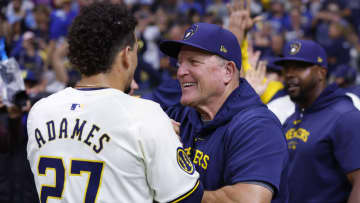 ドジャースに称賛の言葉贈ったブリュワーズ監督　NBA観戦中マスコットから受け取ったものが話題に　観客もスタンディングオベーションで拍手