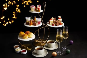 JWマリオット・ホテル東京のクリスマスアフタヌーンティー、“ピスタチオ×苺”タルトやシュトーレンなど