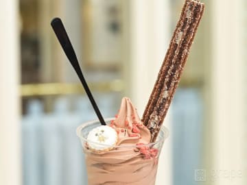 ディズニーで注文した『サンデー』　上にはチュロス、下には…【実食レポート】