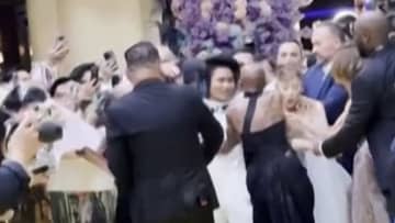 アリアナ・グランデ、警備突破したファンに襲われる　シンシア・エリボがとっさに助け