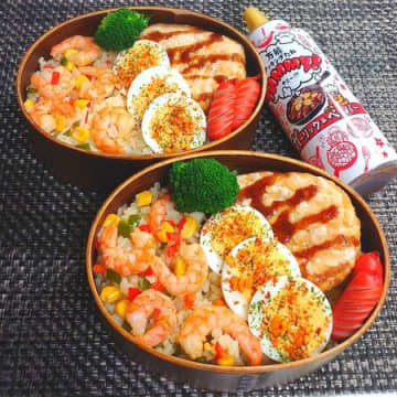 簡単めちゃウマ！サラチキタツタ乗っけ海老ピラフ弁当