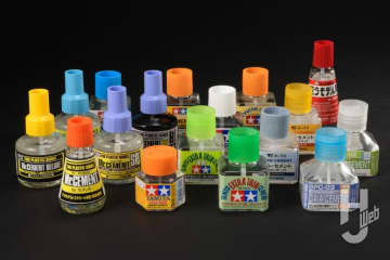 プラモデルの組み立てに使う接着剤の特性を学ぼう！ 流し込みからリモネンまで各種プラセメントを解説!!【いまさら聞けないプラモデルの基礎：プラモデル用接着剤の使い方と特性】