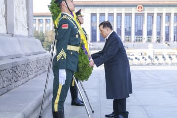 タイ国王、北京の人民英雄紀念碑に献花