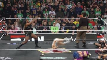 人気日本人女子レスラーが「ぐるん」一回転…183センチ新人女子の“破壊級ワンパン”で「デカい＝正義」を証明の一部始終