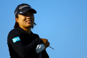 佐久間朱莉が「65」で1打差2位浮上 首位に永峰咲希