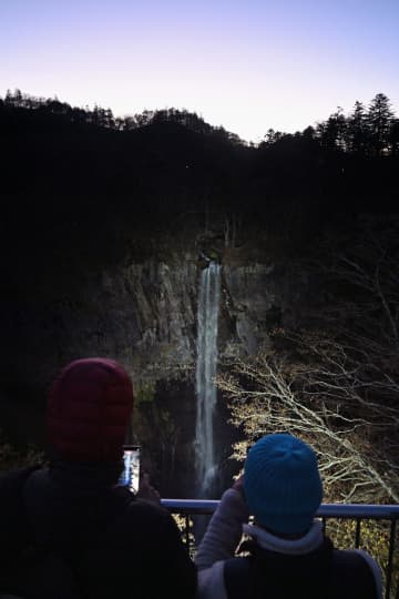 落差97m、映える華厳の滝　栃木・日光、24日まで点灯