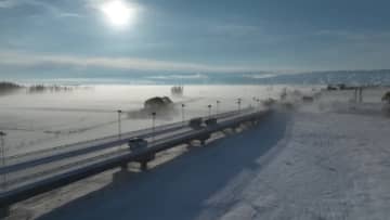 川辺の朝もやと氷雪、木々が見せる冬の絶景　中国新疆ウイグル自治区