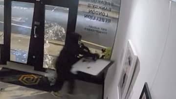 バンクシー代表作「風船と少女」署名入り版画を盗んだ罪で49歳の男に禁錮1年1カ月判決　男の逮捕後作品も無事回収　イギリス