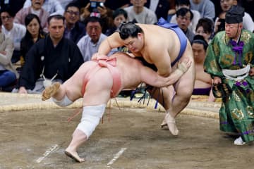 大の里が全勝守る、豊昇龍5勝目　琴桜5敗、1敗に安青錦ら3人