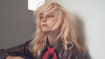 【明日なに着る？】「色は小さくなるべく上に」濃ピンクのニットスカーフ