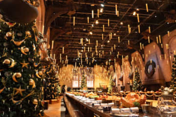 ハリー・ポッターのクリスマスを再現 スタジオツアー東京ホグワーツ大広間に浮かぶキャンドルが新登場