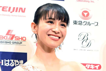 Perfume あ～ちゃん　結婚の証人・かしゆか&のっちと笑顔３ショット「書き間違いしたら怖いから…」