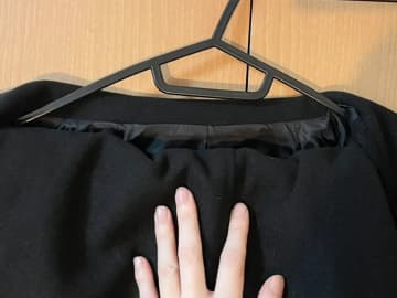 もうロングコートで悩まない！　ハンガーを1本追加するだけで解決する『収納の裏技』