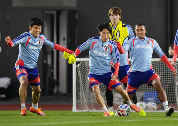 日本代表の守備的MF争い、激化　主将の遠藤「負けん気出す」