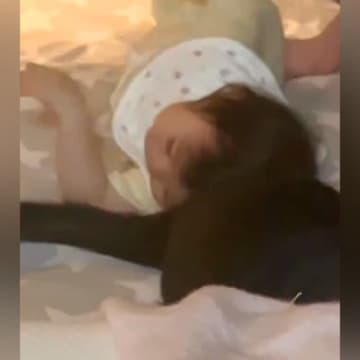 白黒ネコの近くにいる１歳の赤ちゃん→しっぽを動かして…『まるであやしているような光景』に反響「ループして見てた」「ふたりとも優しい」
