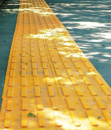 日本の点字ブロックに記された言葉に中国人感動＝ネット「素晴らしい」「温かみがある」