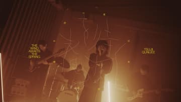 辻井くぬえ、「春を待つ風」スタジオライブ映像公開　バンド形態での躍動感あるアレンジに