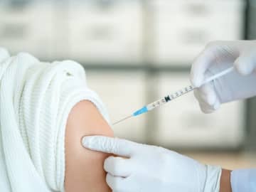 揉むのは危険!? 予防注射を受けた後にしてはいけないこと【小児科医が解説】