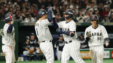 「積極的に振っていこうと」侍ジャパン・岸田行倫が“本拠地”で勝ち越し3ラン　正捕手争いに名乗りをあげる　坂本誠志郎も笑顔で祝福