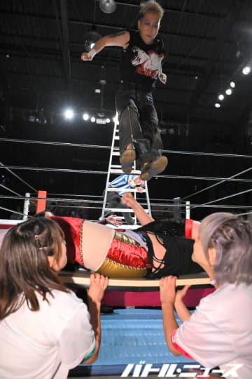 女子の師弟で凶器乱れ飛ぶハードコア戦！バケツを被せた顔面をカサで殴り、ラダーからお腹へ踏みつけダイブ！