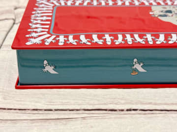 【カルディ新作】スヌーピー＆ムーミンの“クリスマス限定缶”がかわいすぎる！即買い級のお菓子3選