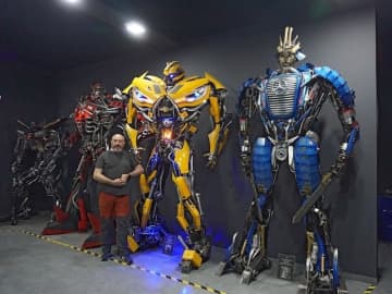 廃材が巨大トランスフォーマー風に！ ポーランドで日本ルーツのロボットを生む「たった1人」の夢工場