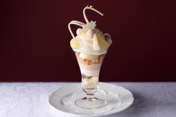 資生堂パーラー 銀座本店の25年クリスマス、“シナモン香る”レアチーズの純白パフェ