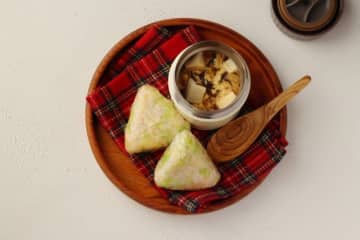 風邪気味の日にも◎「豆腐とえのきのかき玉汁」と「キャベツと明太子のおにぎり」2品弁当