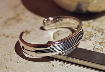 “唯一無二”の日本の美意識が生きる【スカイ ブルー ホーク】のシルバージュエリー