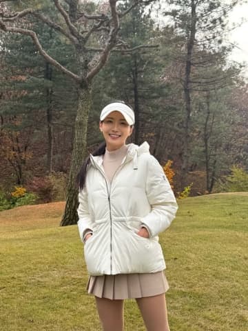 寒くないの？韓国女子ゴルファー、“美脚むき出し”ミニスカSHOTに「輝いてる」と大絶賛！【PHOTO】