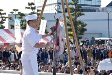 つるし切りに歓声　「あんこう祭」にぎわう　茨城・大洗で16日まで