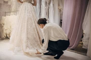 「お父さんもガン見してるw」結婚式の重要な場面で、スタッフがまさかの行動→新婦は擁護「完ぺきだった」