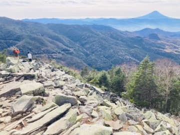 ちっちゃ可愛すぎる！「オコジョ」との遭遇も！　11月のうちに登りたい「金峰山」 大弛峠から「登山レポ」