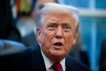 「いまの世論を物語っている」トランプ氏、アメフト観戦でブーイングの嵐。至近距離で"中指"を立てる若者も