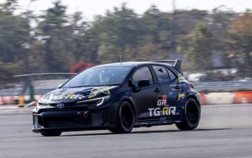 世界初、超電導モーター搭載の液体水素カローラが走行披露 佐々木雅弘選手がデモラン