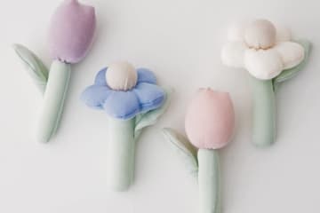 出産祝いに贈りたい♪ やさしいお花形の「ラトル」をご紹介【こどモノ12月号】