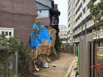 東京・杉並「住宅倒壊」から1か月半、現場はいまだ“惨状”残る　40年前から「危険察知」も…なぜ区は“事故”防げなかった？