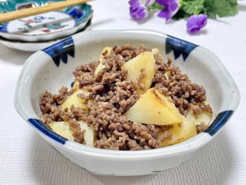 食材2つで最高においしい♪みんな大好き「じゃがいものそぼろ煮」の作り方