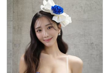 9頭身美女ラウンドガールに衝撃「スタイル抜群過ぎて」「試合そっちのけ」　斎藤恭代がミニスカ姿でファン魅了